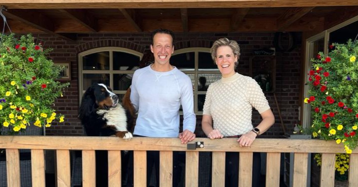 Willem-Jan en Heike van Alphen met hun hond op de veranda van zorgboerderij 'Het Kleine Bos'