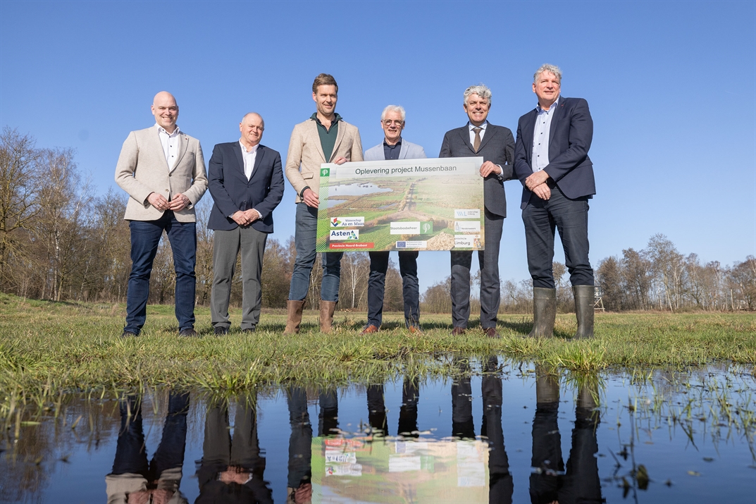 V.l.n.r.: wethouder John Bankers - gemeente Asten, gedeputeerde Marc Oudenhoven - provincie Noord-Brabant, Freek Rebel - provinciehoofd Staatsbosbeheer Noord-Brabant, bestuurder Chrit Wolfhagen - waterschap Limburg, gedeputeerde Leon Faassen – provincie L