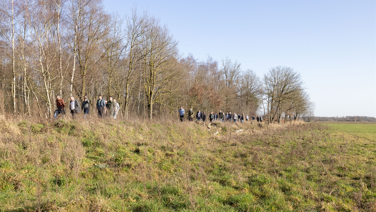 Tijdens een excursie laten boswachter en projectleider zien wat er veranderd is in het gebied.